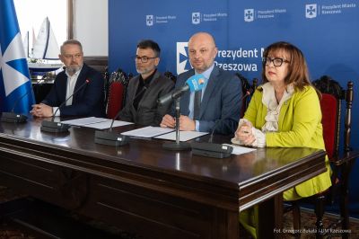 zdjęcie z podpisania umowy z firmą ABM Architektura Nieruchomości z Gliwic - wykonawcą szkoły na osiedlu Budziwój w Rzeszowie, fot. Grzegorz Bukała, Urząd Miasta Rzeszowa